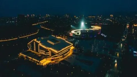 英超赛场：加拉格尔内场截获，精准远射助力球队领跑